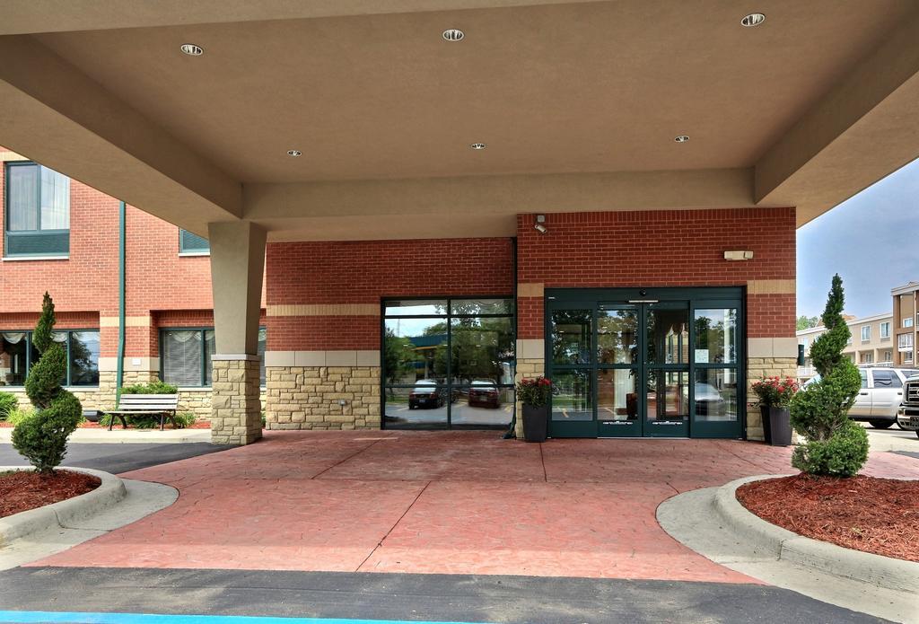 Comfort Suites Canton - Detroit Екстер'єр фото