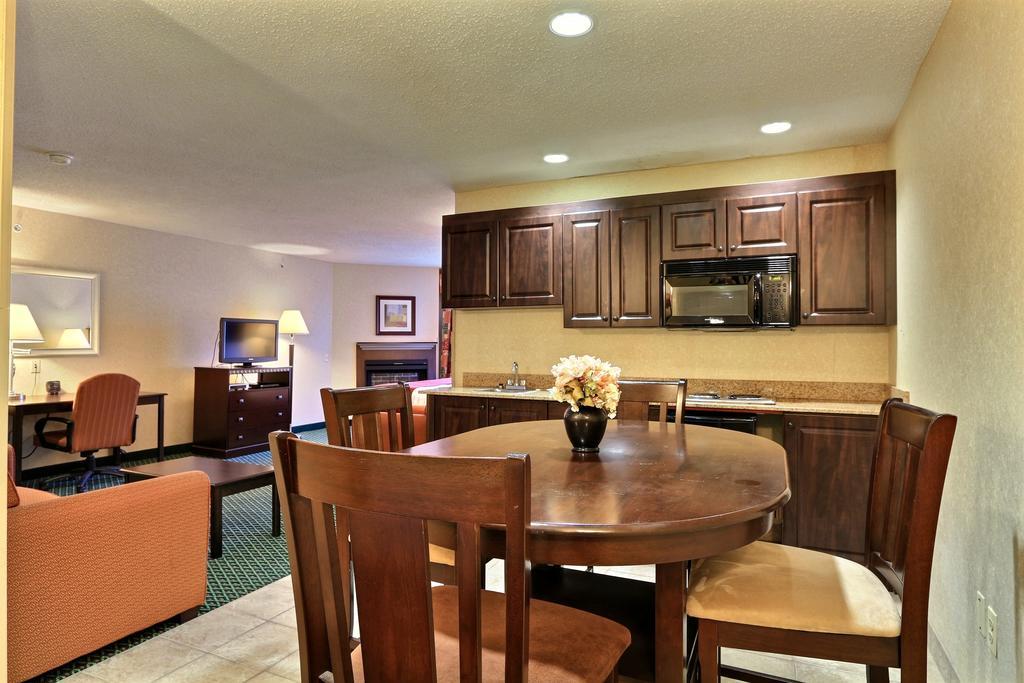 Comfort Suites Canton - Detroit Екстер'єр фото