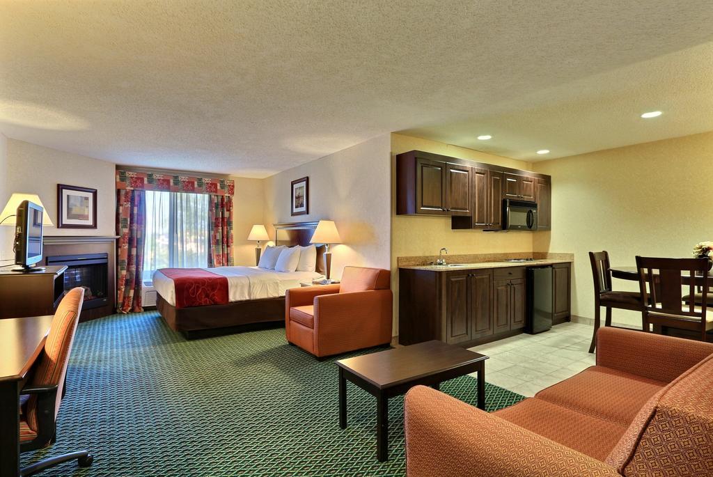 Comfort Suites Canton - Detroit Екстер'єр фото